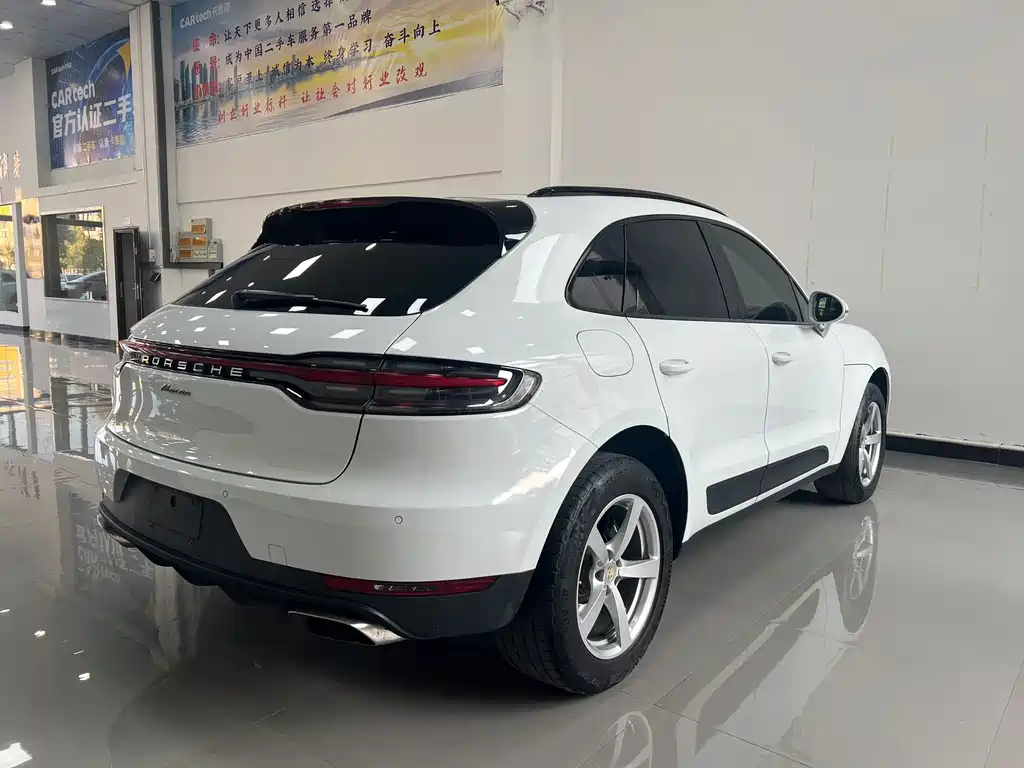 PORSCHE MACAN