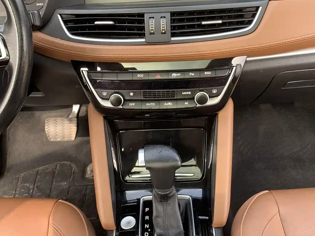 Borgward BX7 — миниатюра 12