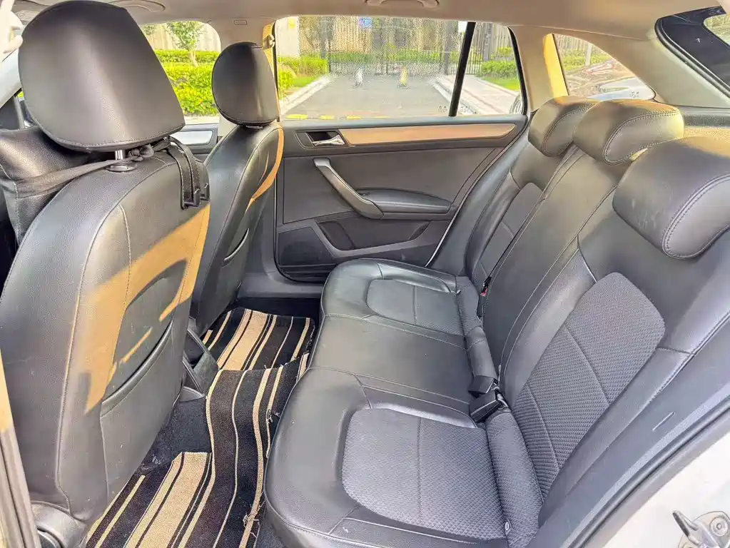 Skoda Rapid Spaceback 2014 1.6L AT Enjoy