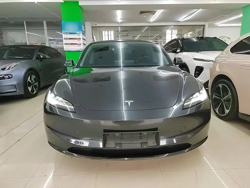 Tesla Model 3 — миниатюра 3