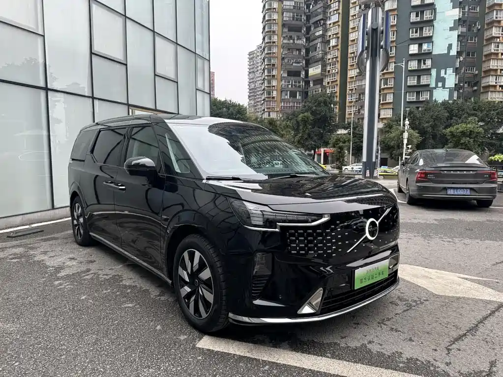 Volvo EM90 2025 Ultra мест