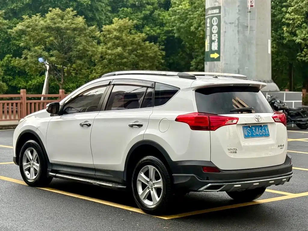 Toyota RAV4 — миниатюра 7