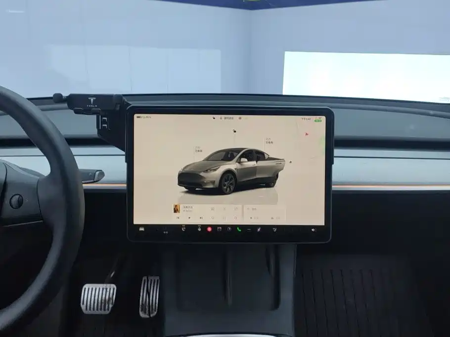 Tesla Model Y — миниатюра 13