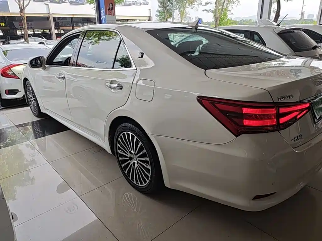 Toyota Crown — миниатюра 5