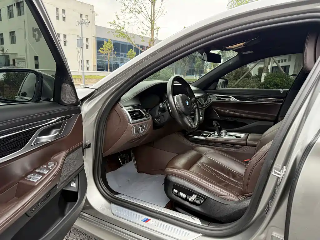 BMW 7 Series — миниатюра 6