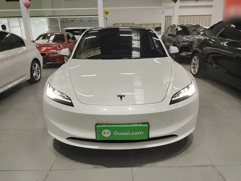 Tesla Model 3 — миниатюра 3