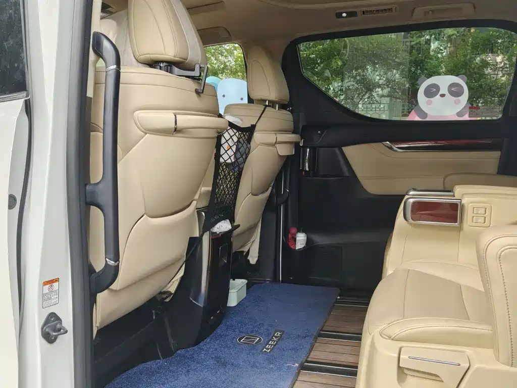 Toyota Alphard — миниатюра 11