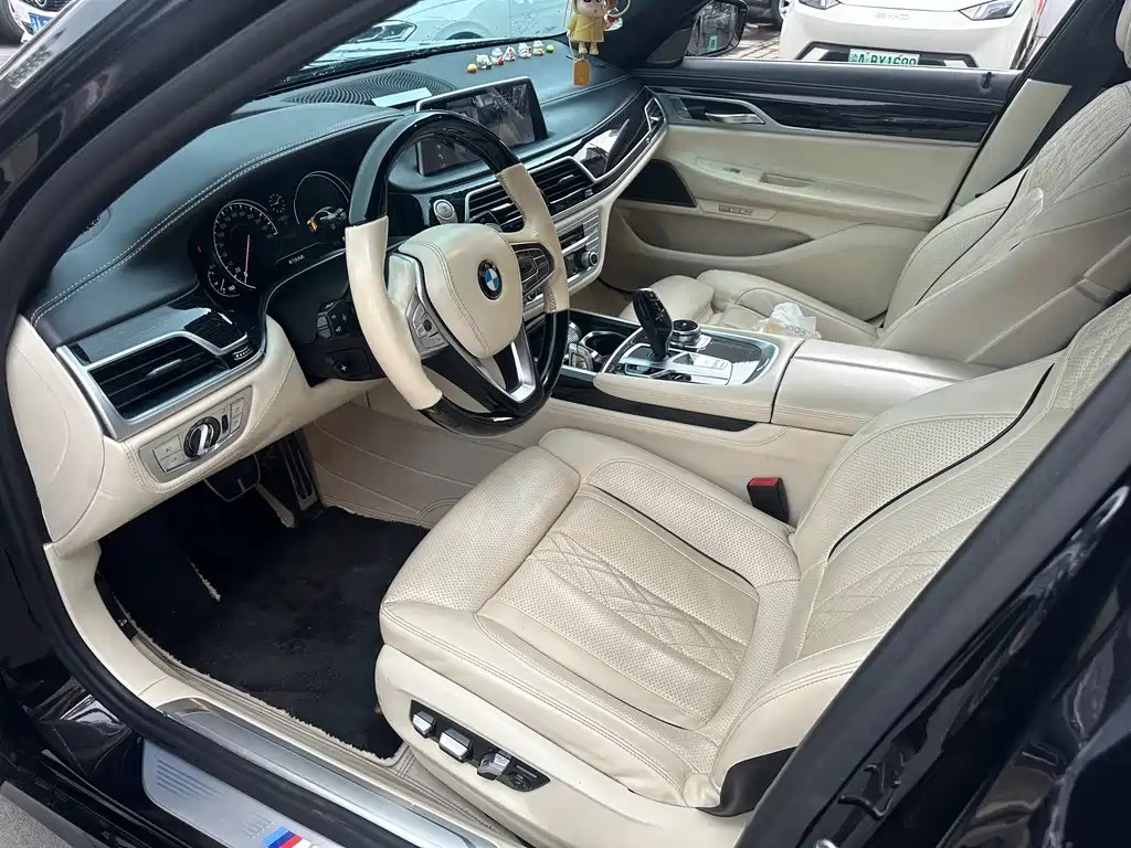 BMW 7 Series — миниатюра 10