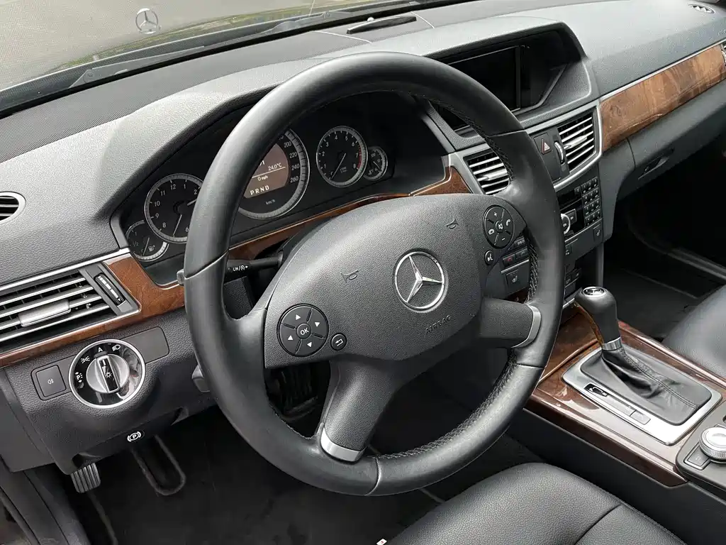 Mercedes-Benz E-Class — миниатюра 11