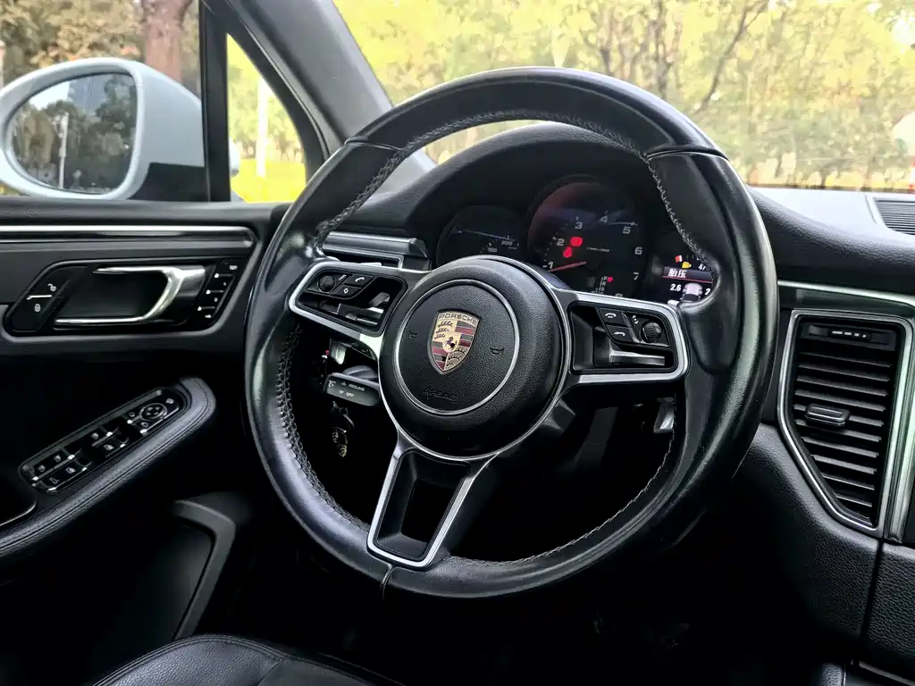 PORSCHE MACAN