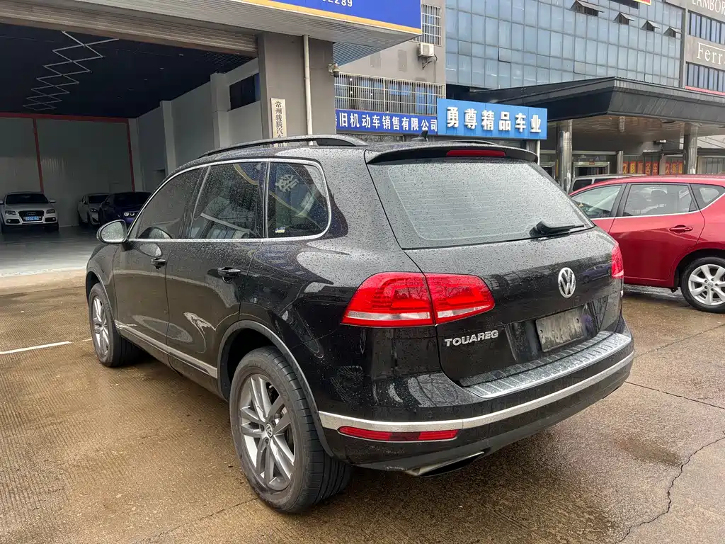 VOLKSWAGEN TOUAREG