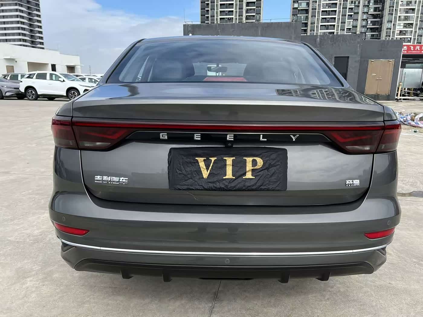 Geely Emgrand 1.5 л 2022 г. Серебристо-серый, пробег 23000 км