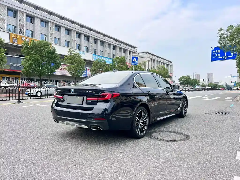 BMW 5 Series — миниатюра 7