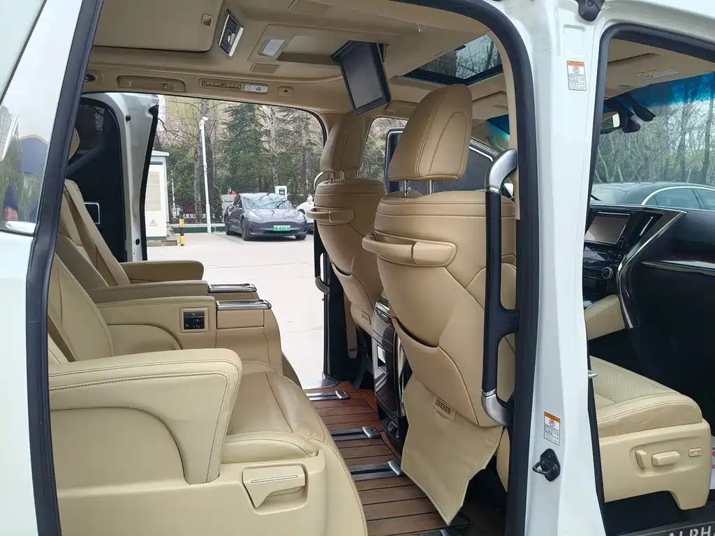 Toyota Alphard — миниатюра 7