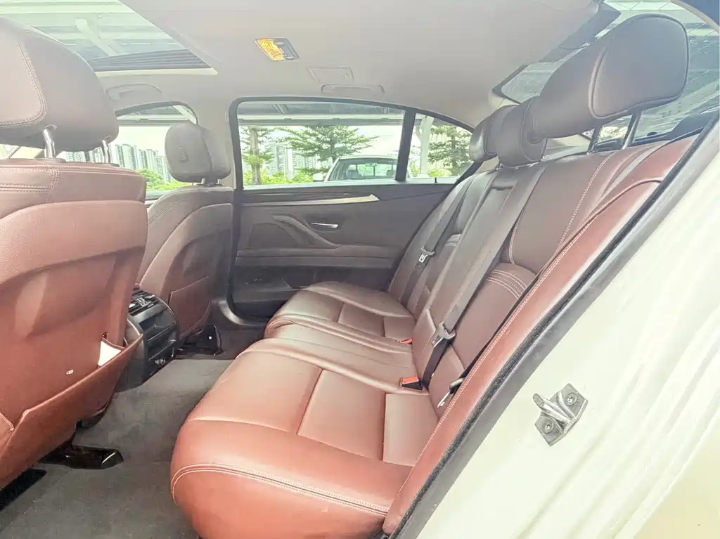 BMW 5 Series — миниатюра 12