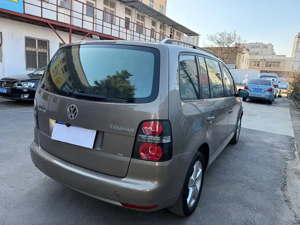 VOLKSWAGEN TOURAN