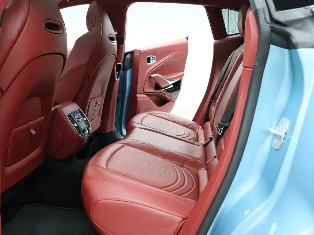 Aston Martin DBX — миниатюра 6