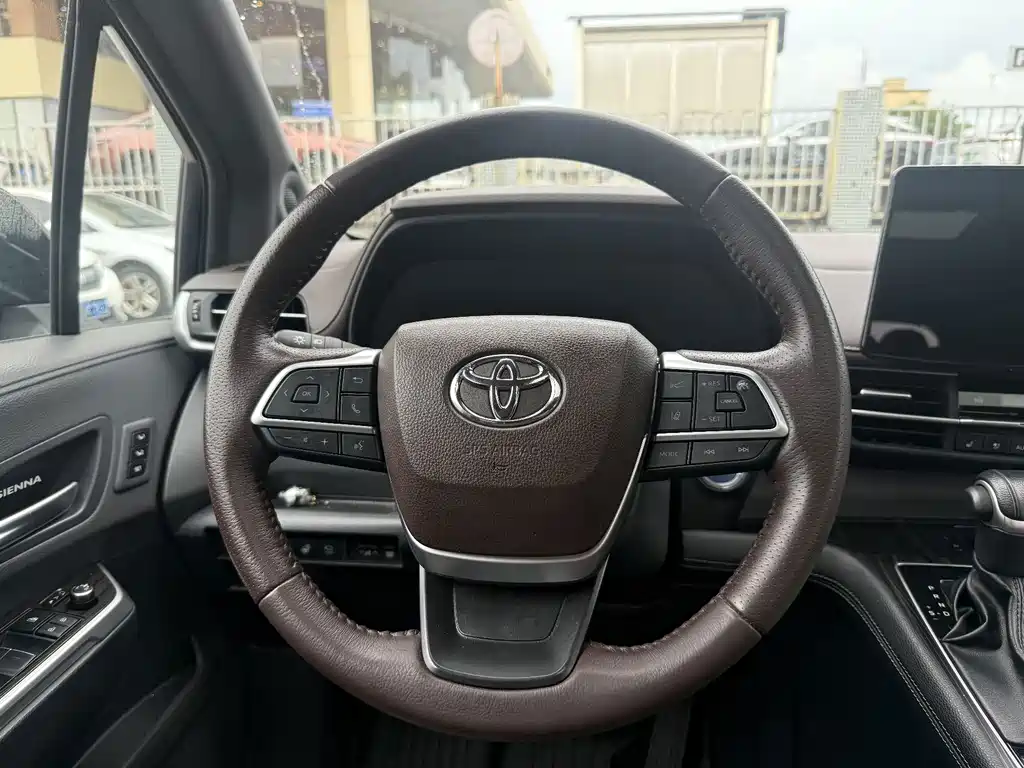 Toyota Sienna — миниатюра 13