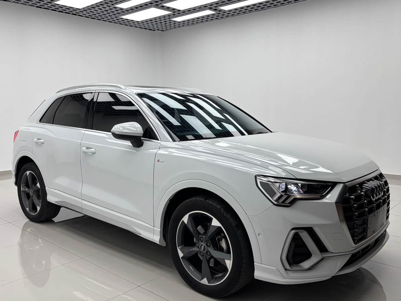 Audi Q3 1.4 л 2022 г. Белый, пробег 37000 км