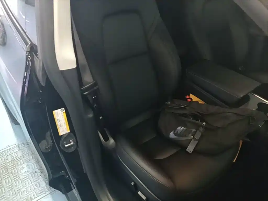 Tesla Model Y — миниатюра 25