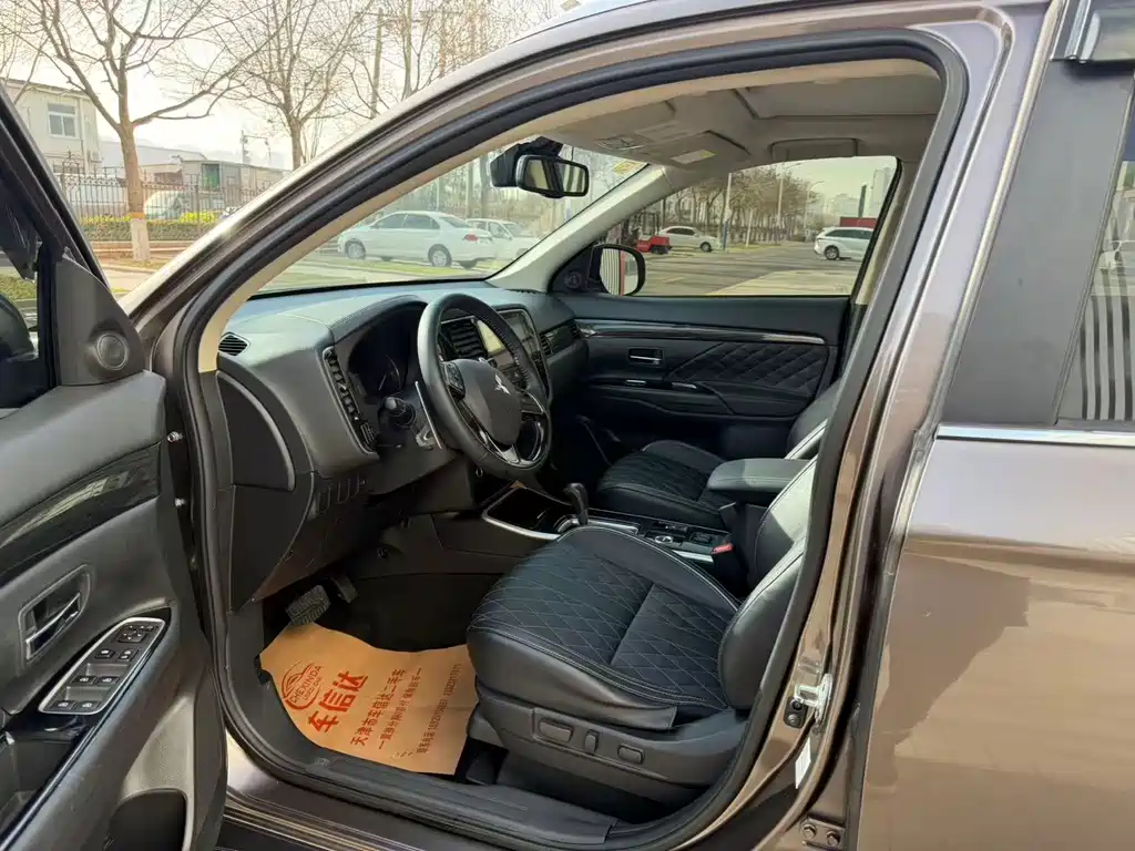 MITSUBISHI OUTLANDER