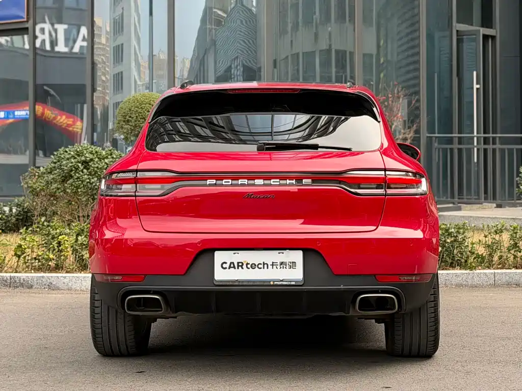 PORSCHE MACAN