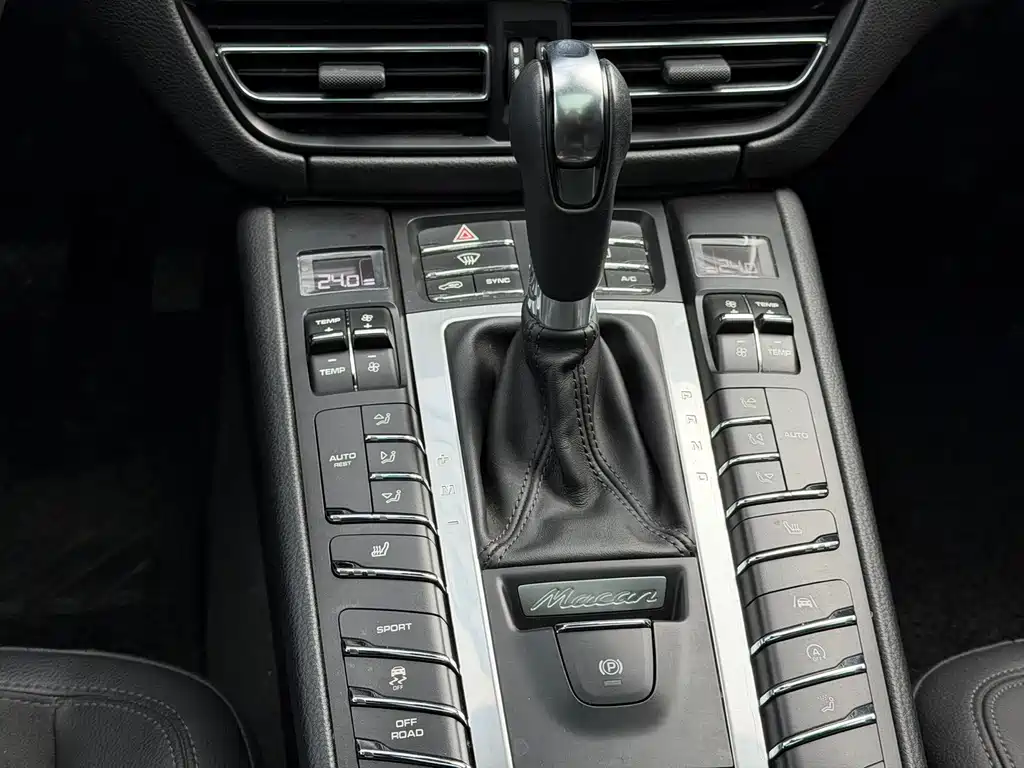 PORSCHE MACAN