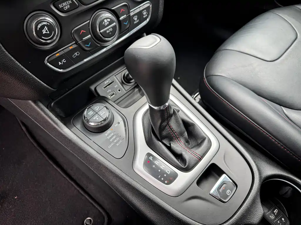 Jeep Cherokee (Import) — миниатюра 7