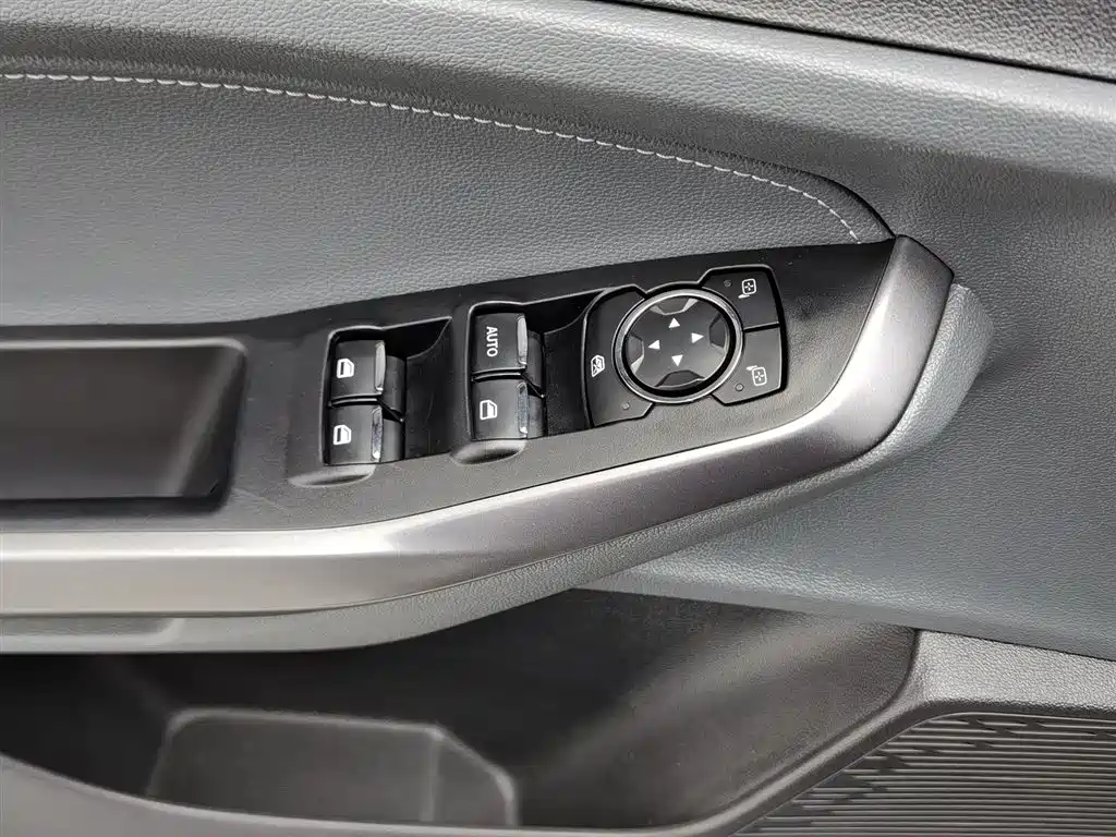Ford Escort 2015 1.5L AT Fashion