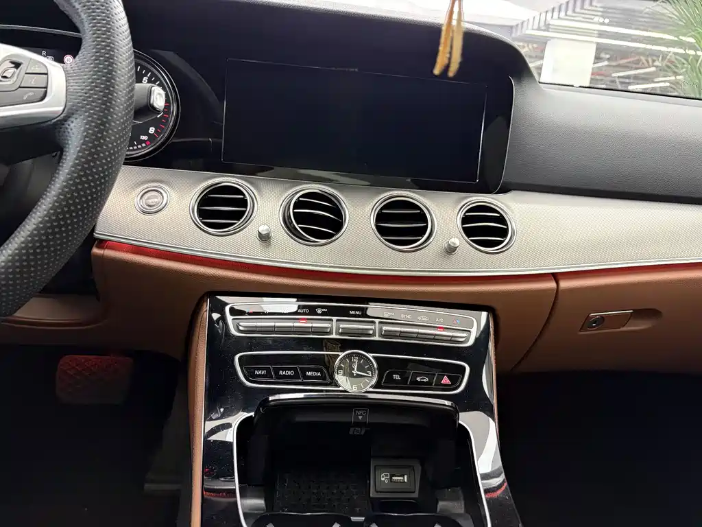 Mercedes-Benz E-Class — миниатюра 10
