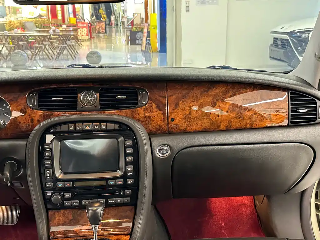 Jaguar XJ — миниатюра 19