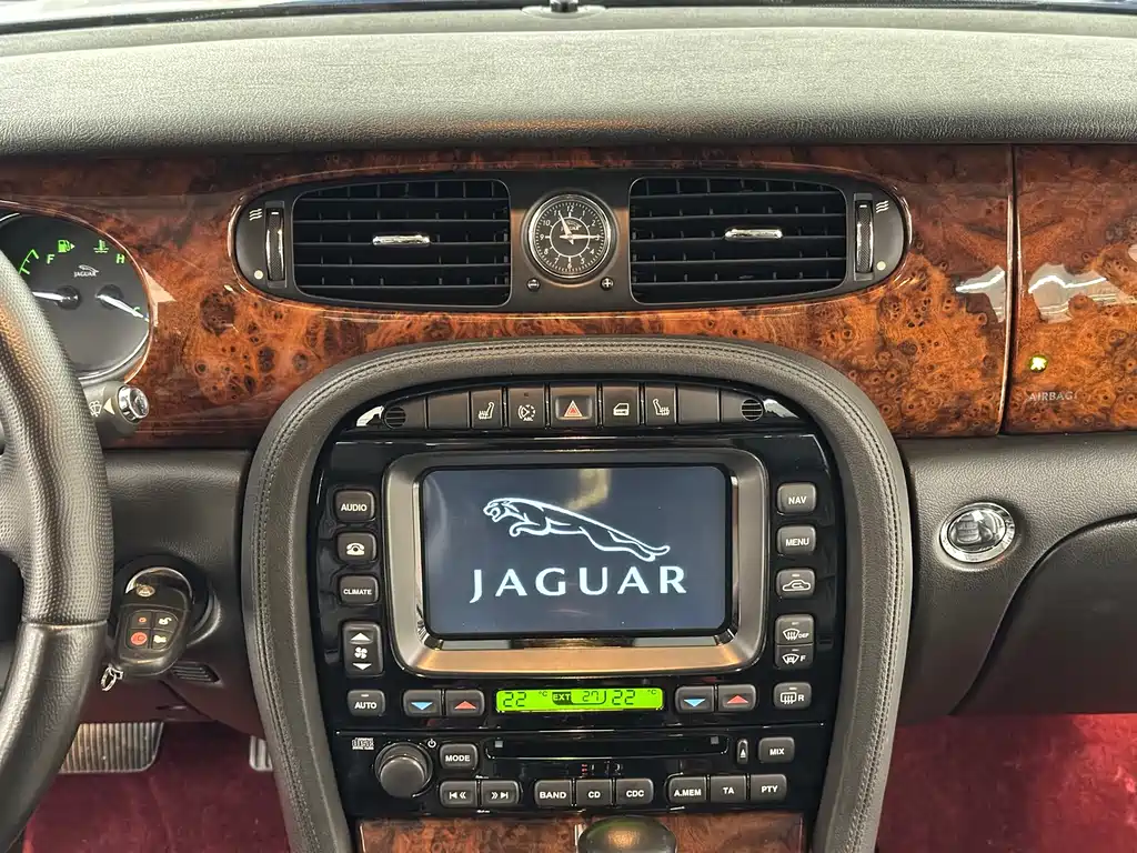 Jaguar XJ — миниатюра 20