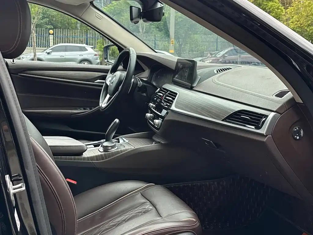 BMW 5 Series — миниатюра 7