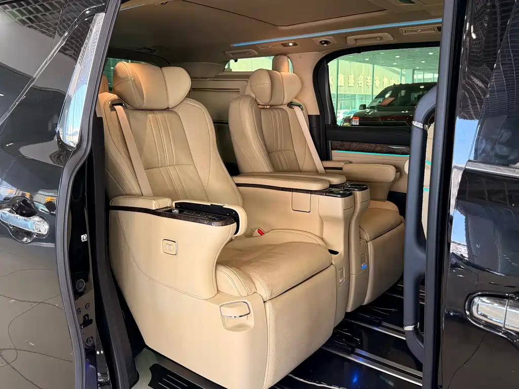 Toyota Alphard — миниатюра 6