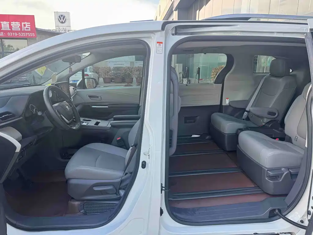 Toyota Granvia — миниатюра 8