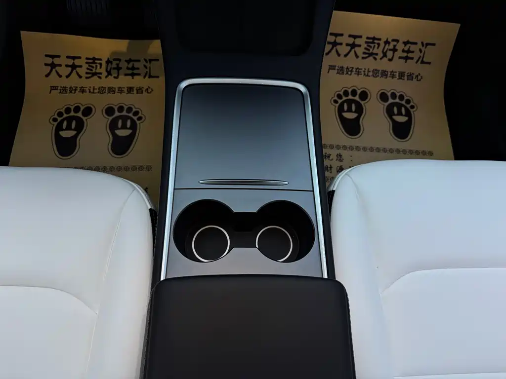 Tesla Model Y — миниатюра 16