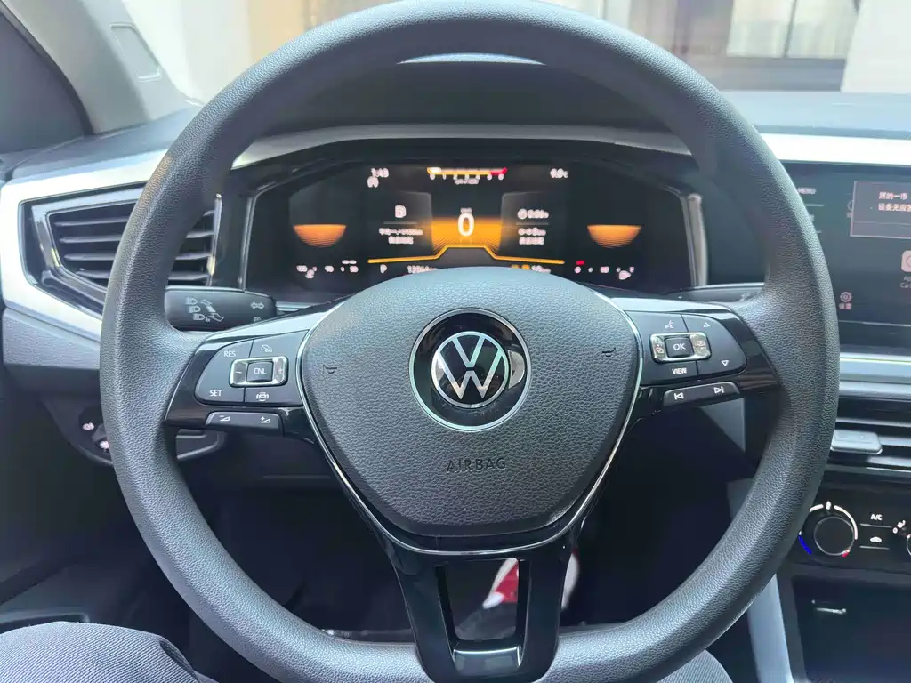VOLKSWAGEN POLO