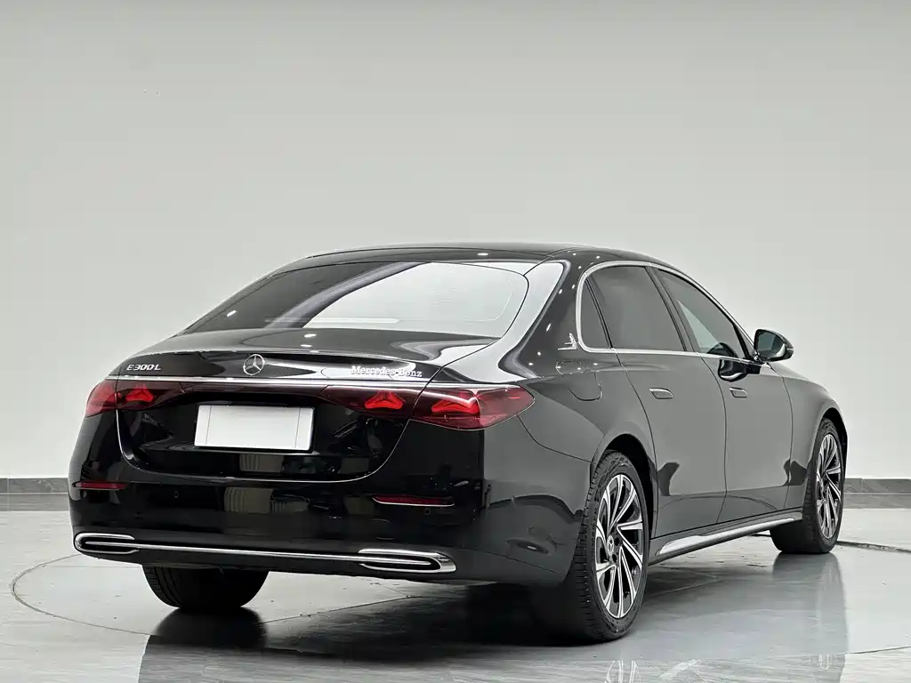 Mercedes-Benz E-Class — миниатюра 8