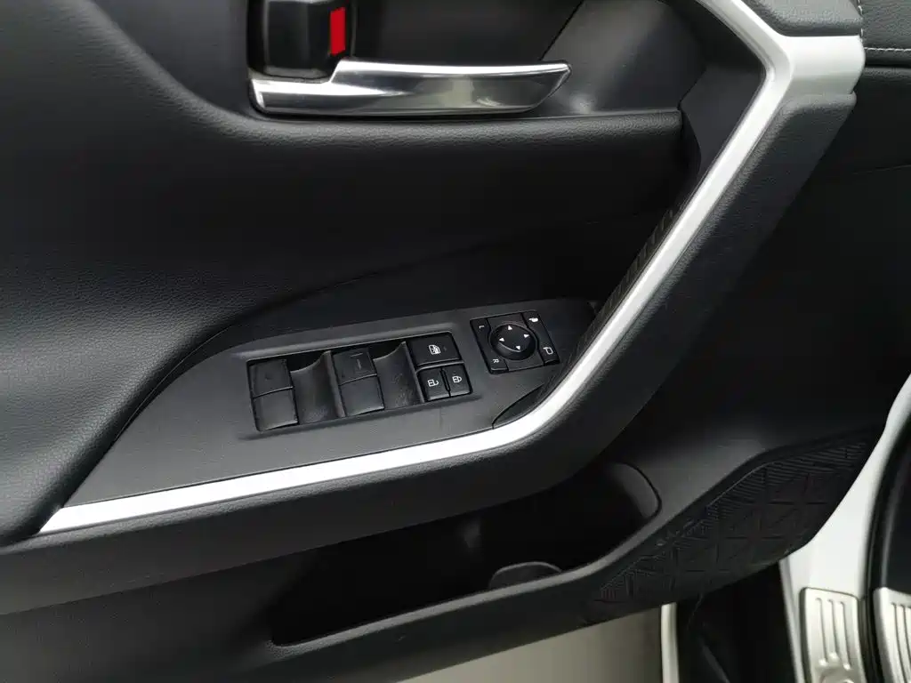 Toyota RAV4 — миниатюра 9