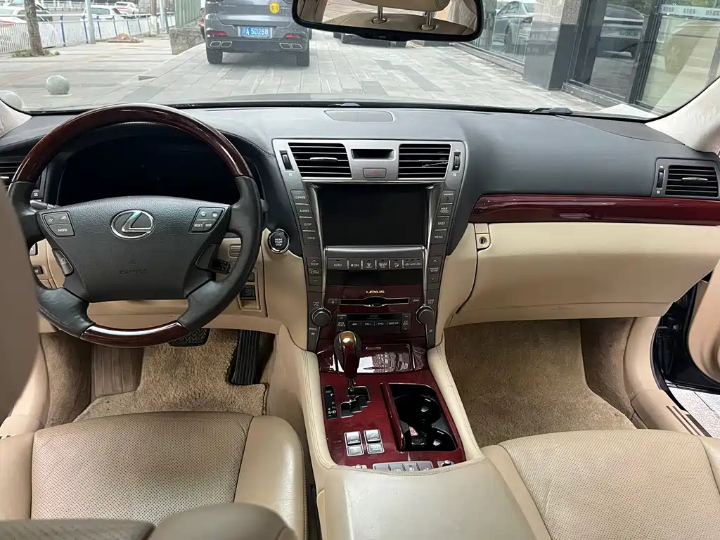 Lexus LS — миниатюра 12