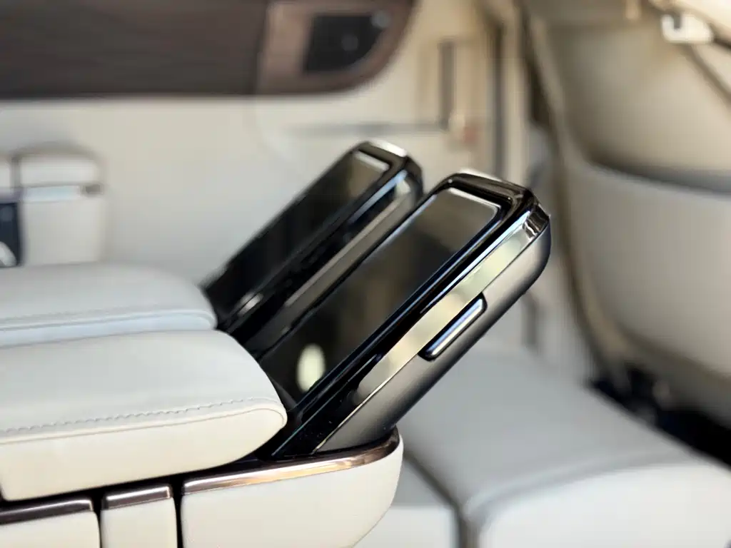 Toyota Alphard — миниатюра 17