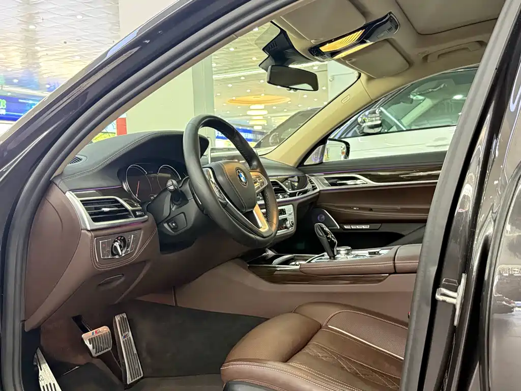 BMW 7 Series — миниатюра 9