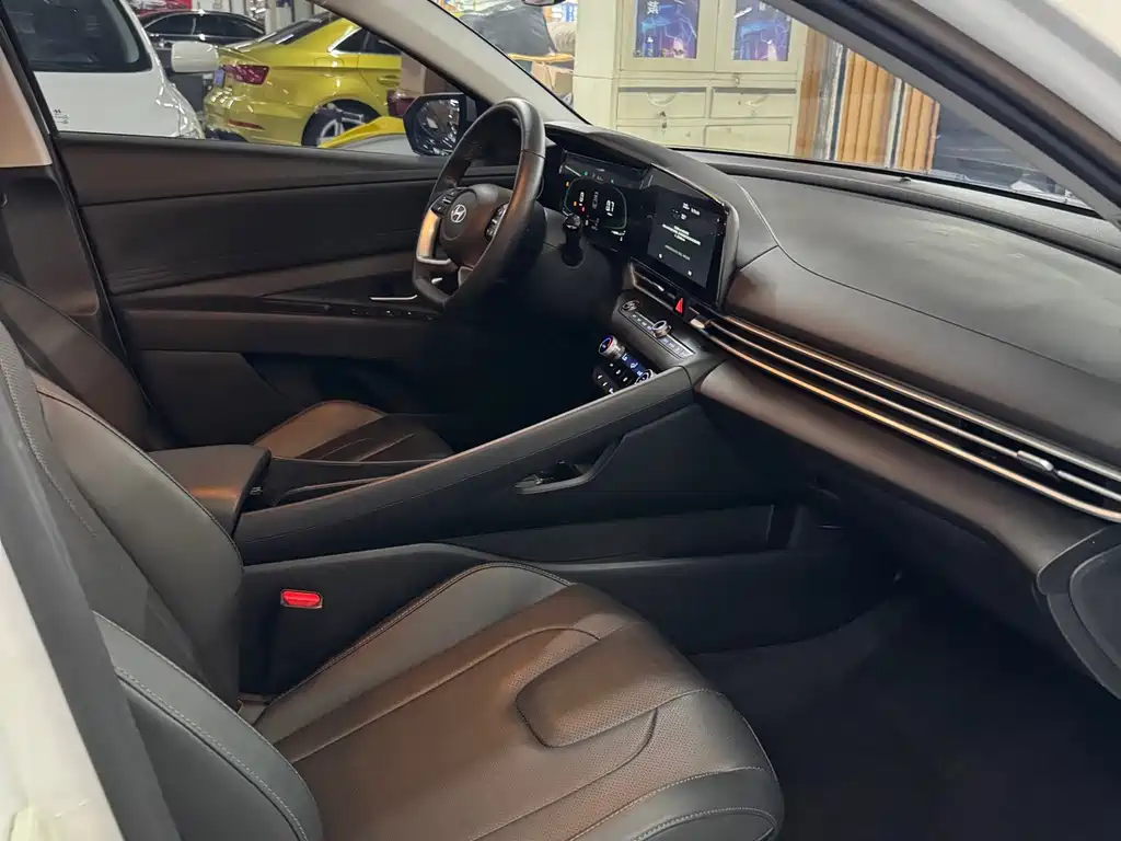 Hyundai Elantra — миниатюра 8