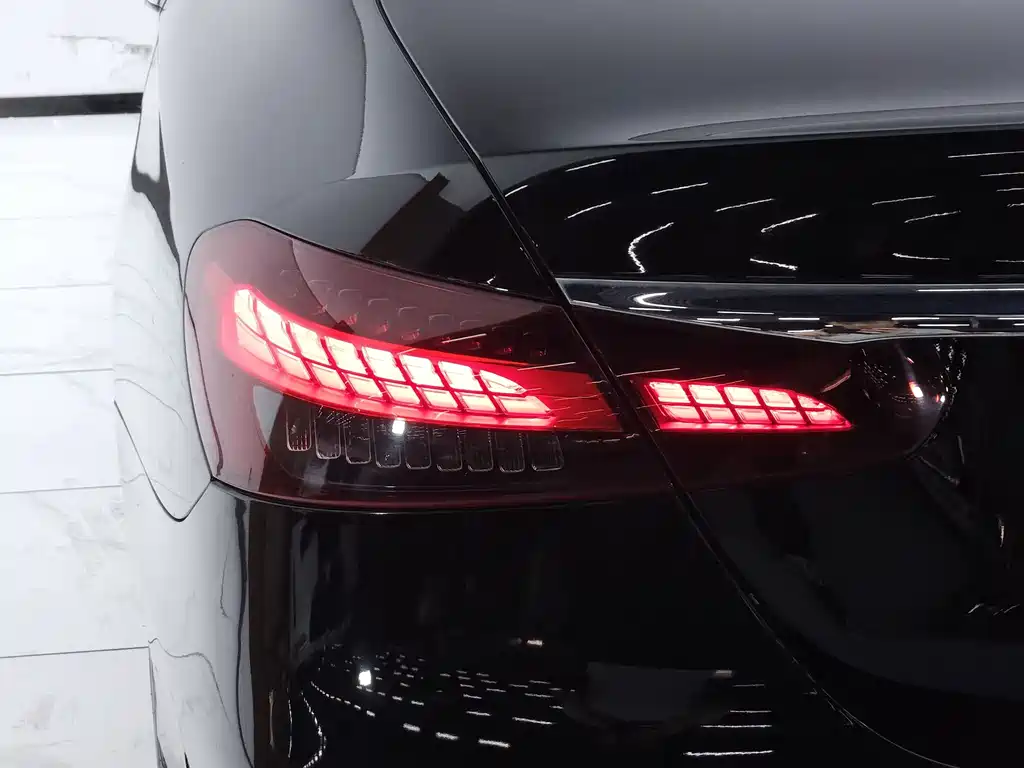 Mercedes-Benz E-Class — миниатюра 25