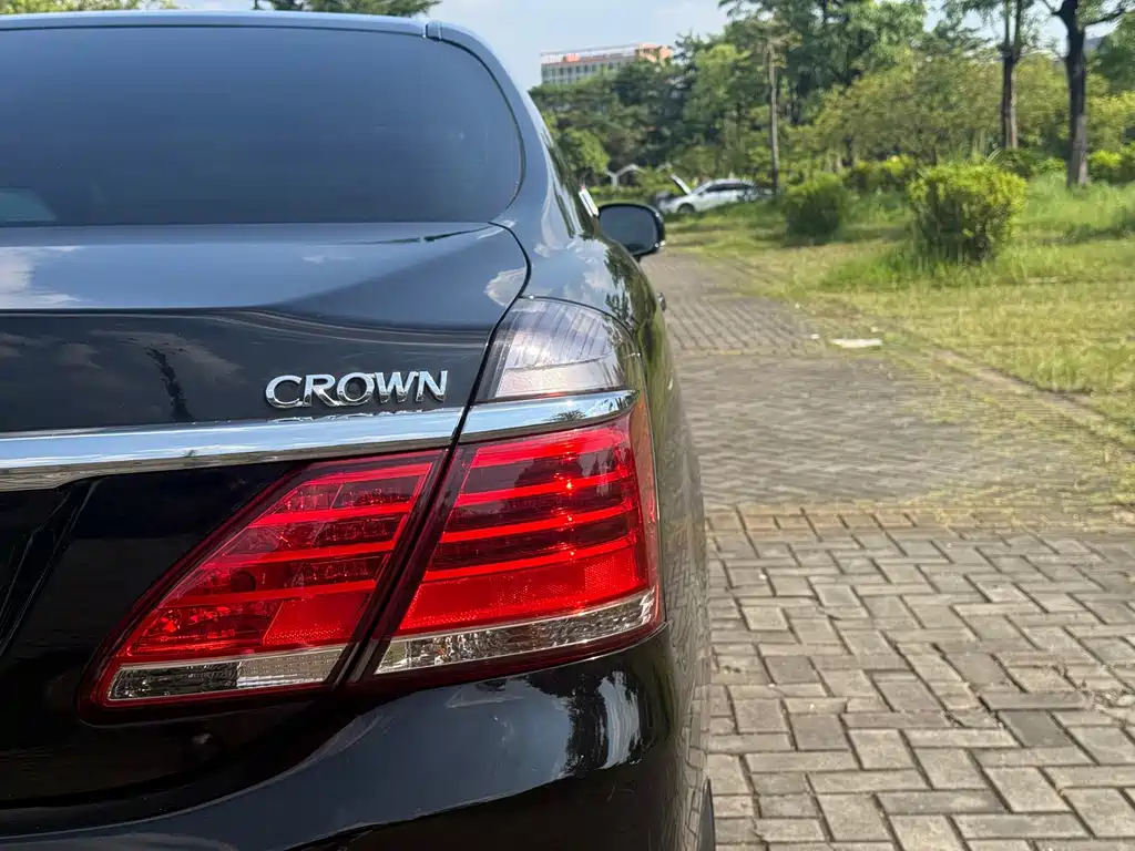 Toyota Crown — миниатюра 9