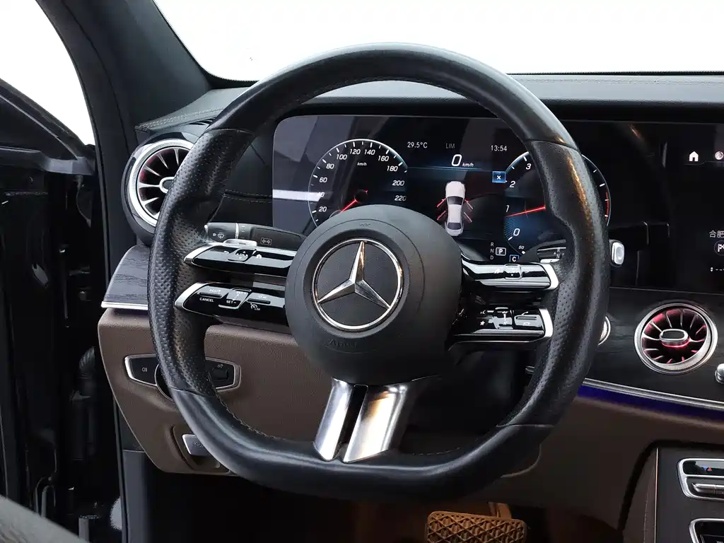 Mercedes-Benz E-Class — миниатюра 12