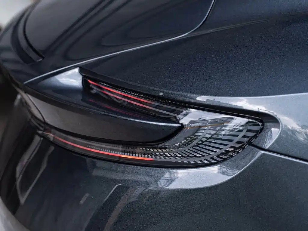 Aston Martin DB11 — миниатюра 4