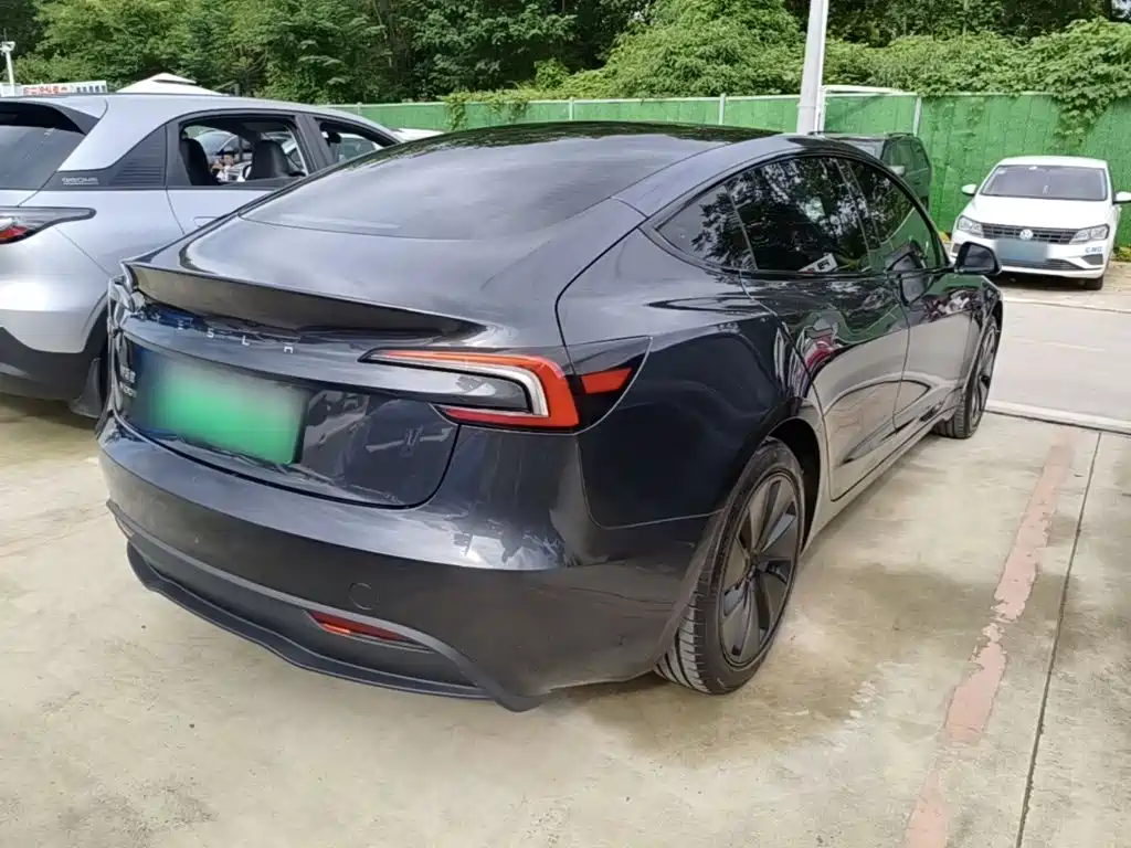 Tesla Model 3 — миниатюра 7