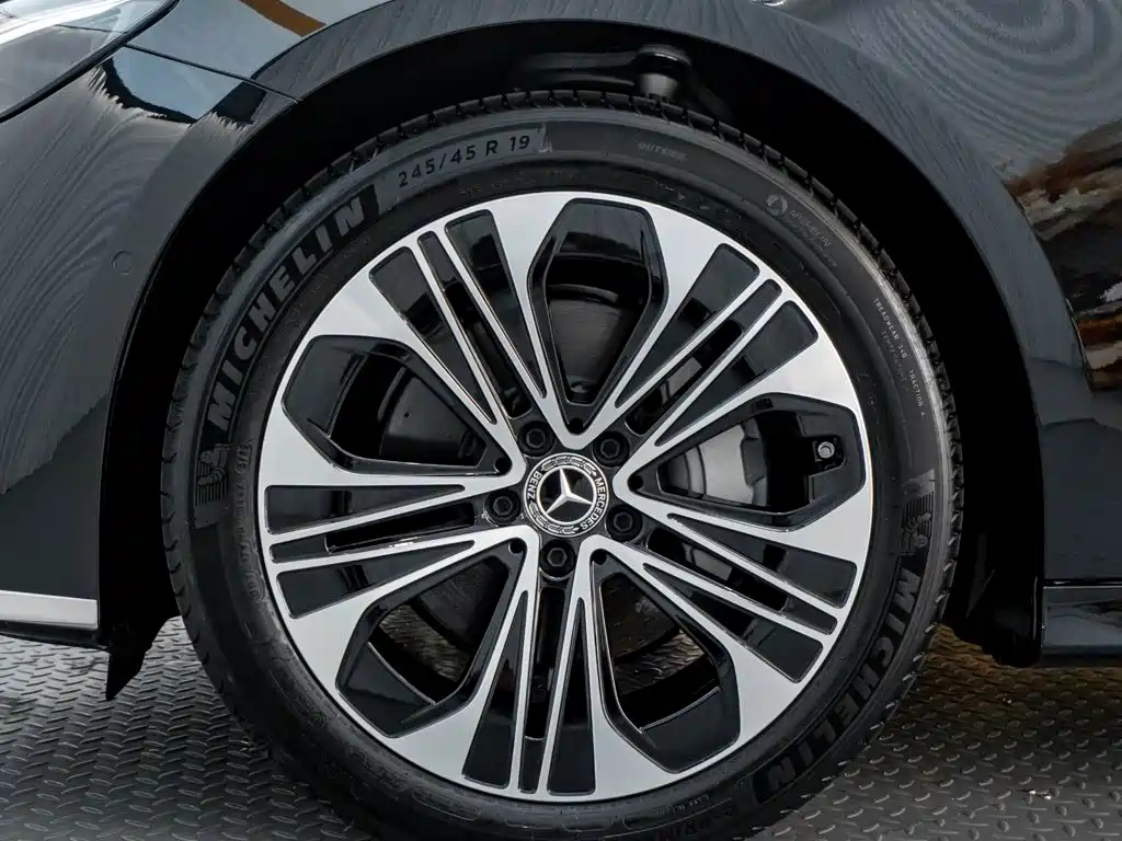 Mercedes-Benz E-Class — миниатюра 10