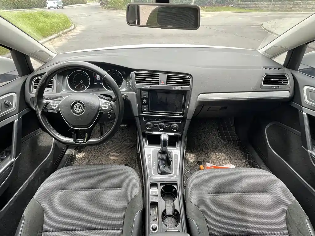 Volkswagen Golf EV — миниатюра 4